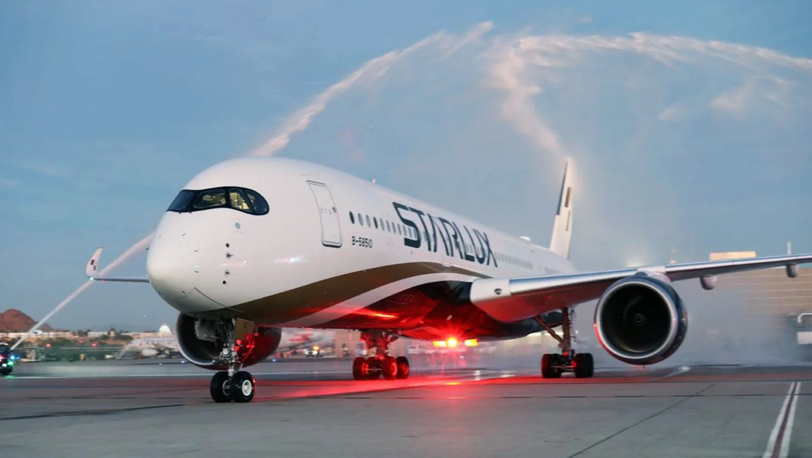 starlux plane